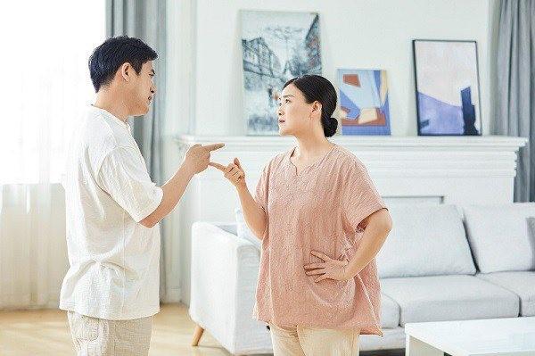 Con gái dậy thì thích không mặc gì đi ngủ khiến bố mẹ nhiều lần dở khóc dở cười-1