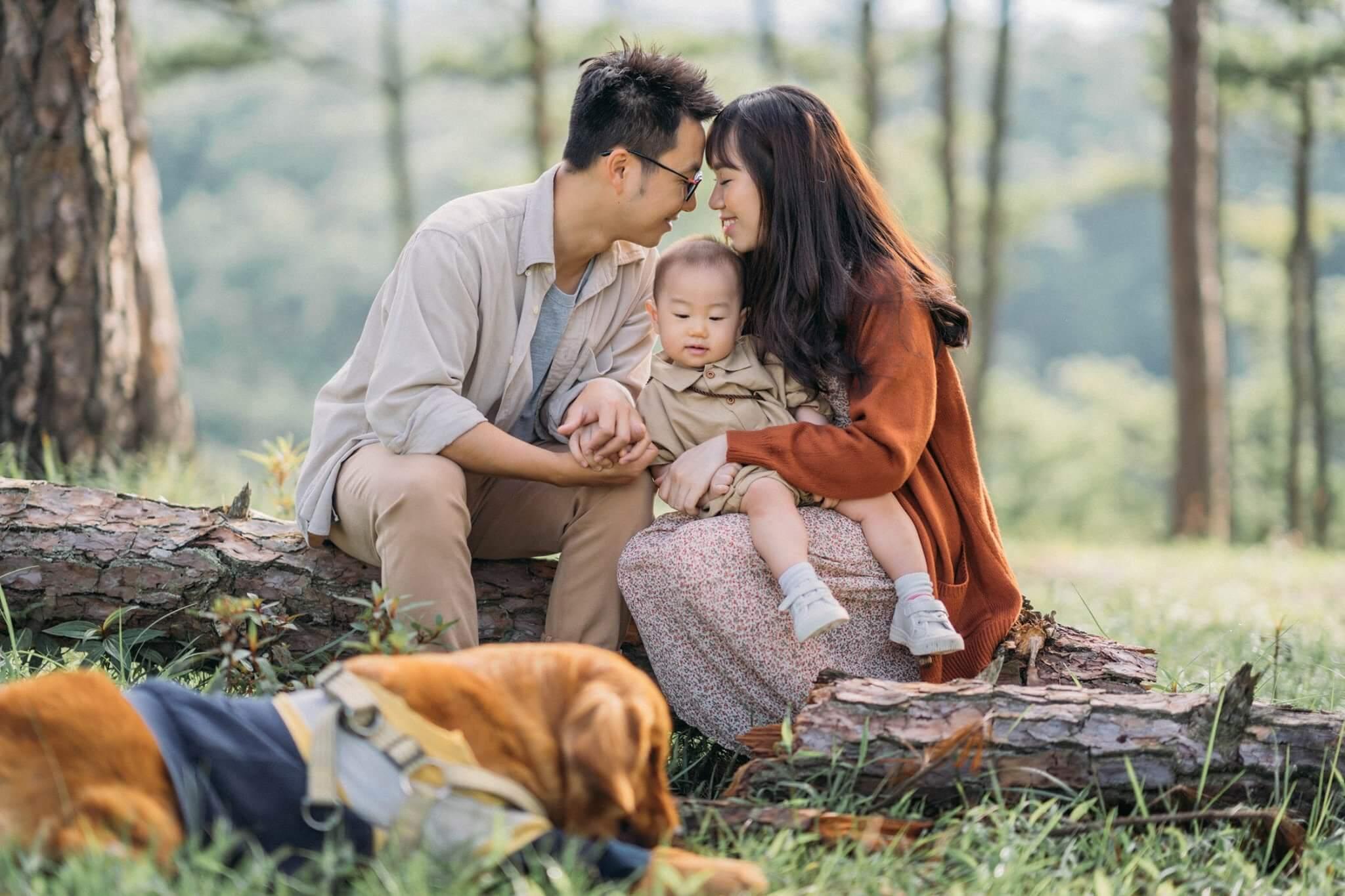 Nên chụp ảnh gia đình ngoại cảnh hay trong studio?