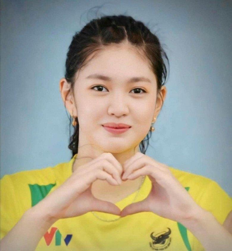 Nhan sắc nữ VĐV bóng chuyền 2k9 được khen xinh như Song Hye Kyo, 15 tuổi đã cao trên 1m80 là "con nhà nòi"