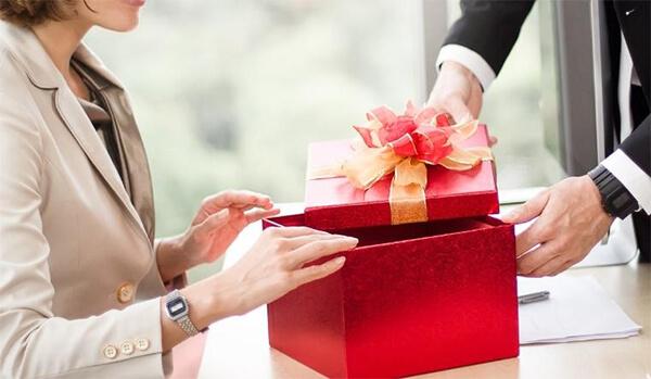 Phân biệt giữa kính biếu và kính tặng đơn giản nhất