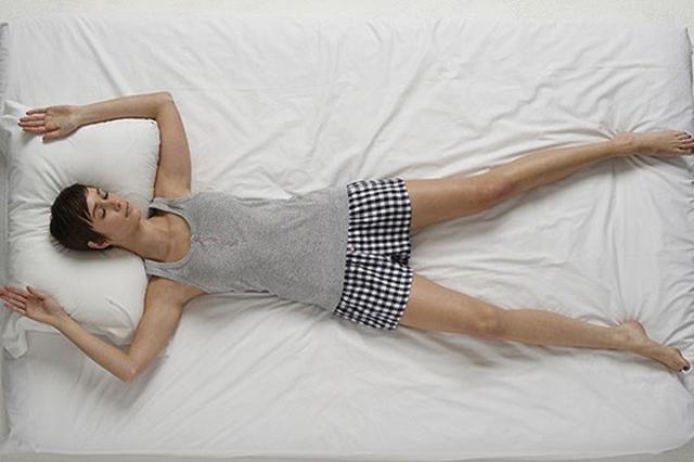 Tư thế ngủ giúp tăng vòng 1 hiệu quả - sao biển