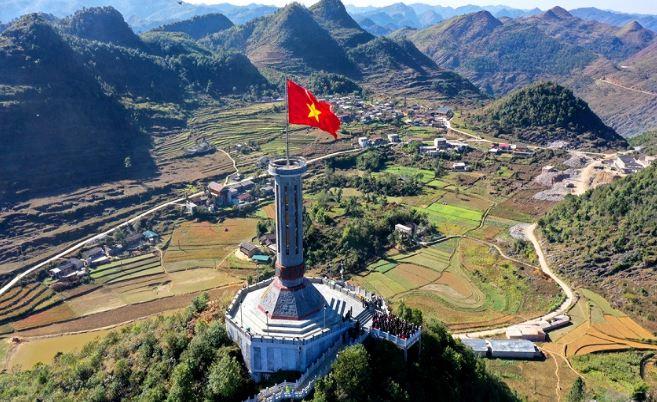 Trăm dáng sông xuôi...