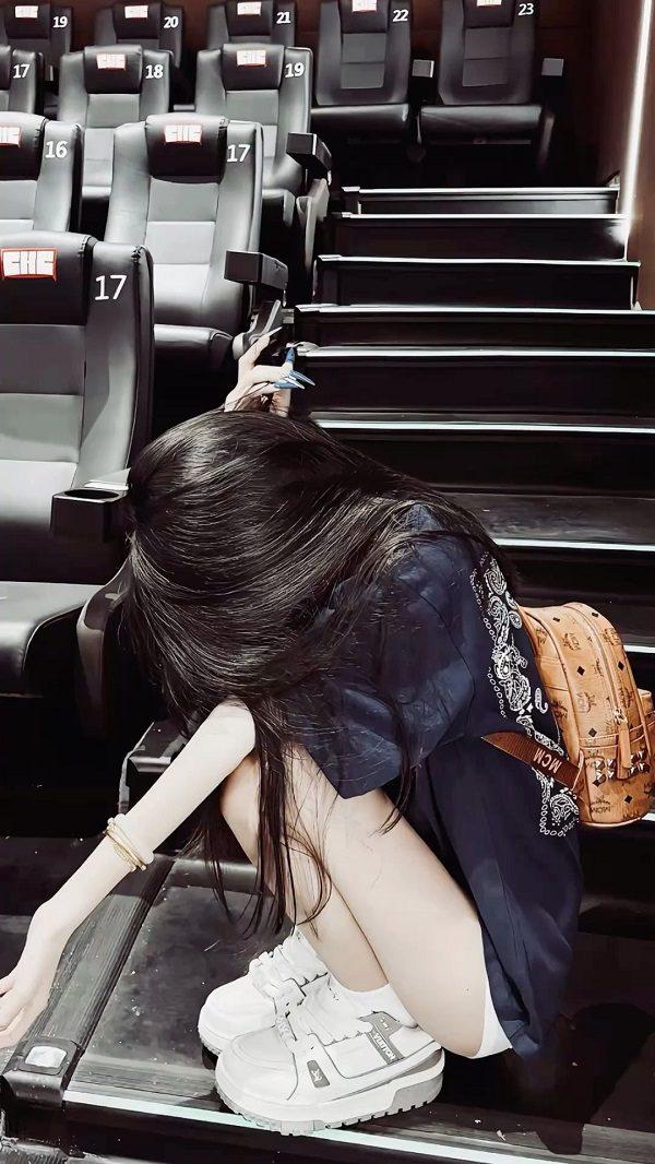 Ảnh girl che mặt buồn cúi đầu trong bóng tối