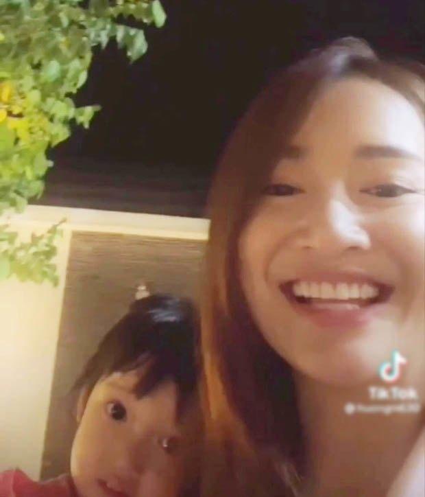 Nhã Phương để lộ mặt con gái trên sóng livestream.