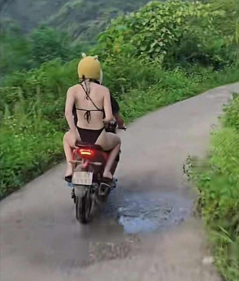 Khách Tây mặc bikini đi xe máy trên đường ở Tuyên Quang gây tranh cãi