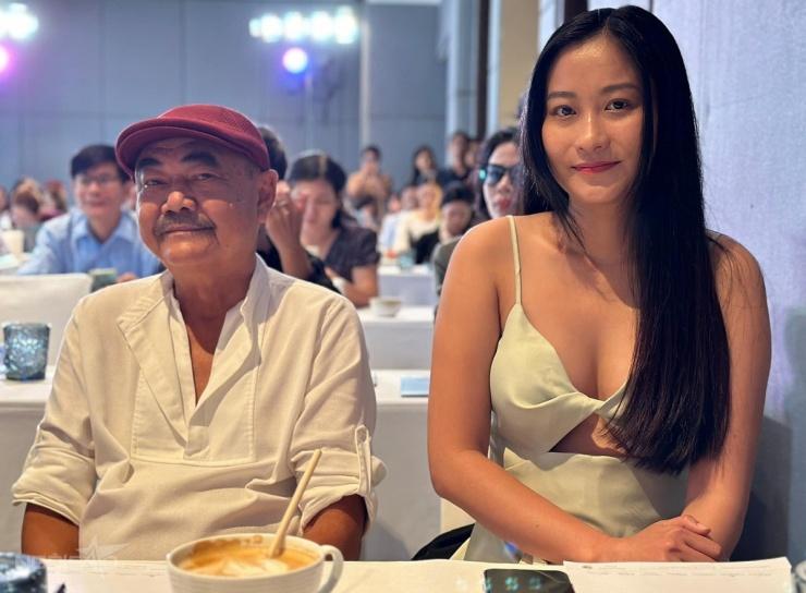 Bạn gái 9X của Việt Anh chăm mặc hở sau nâng ngực