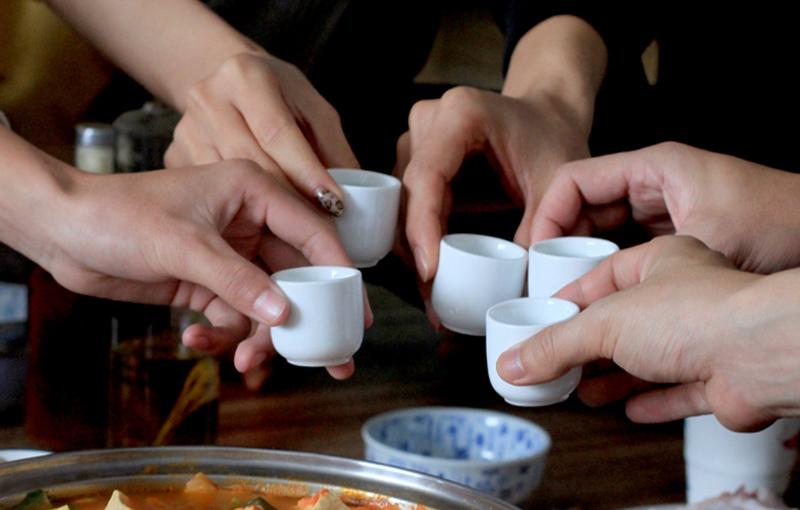 Hướng dẫn cách mời rượu khéo với bạn bè, sếp, người thân