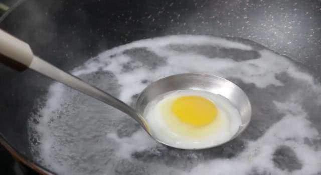 Trứng chần là gì?