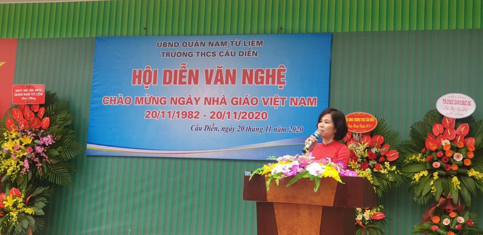 “Ơn dạy dỗ cao dường hơn núi - Nghĩa thầy cô như nước biển khơi”