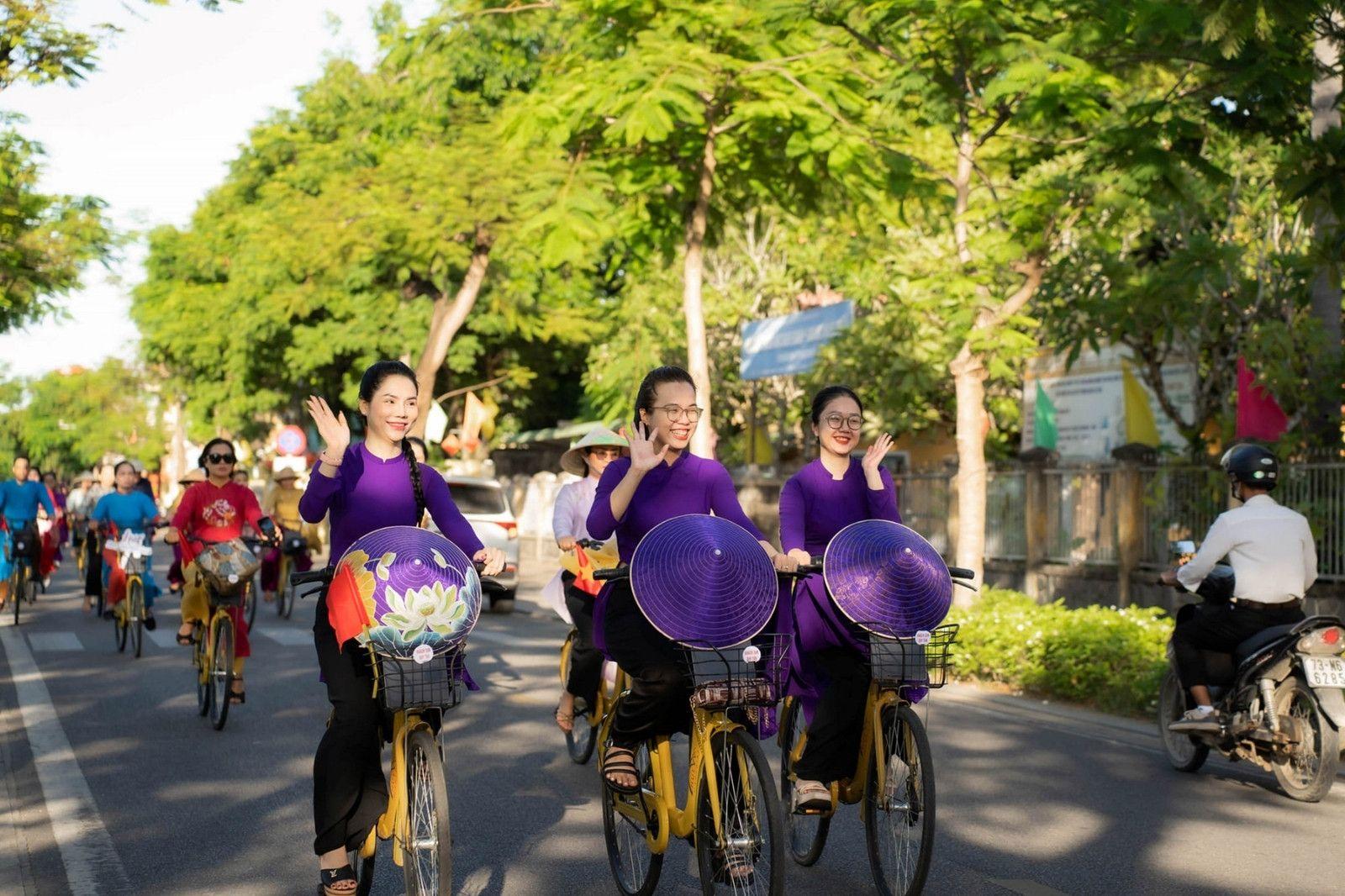 Áo dài Huế: Vẻ đẹp truyền thống tôn vinh nét dịu dàng của người con gái cố đô