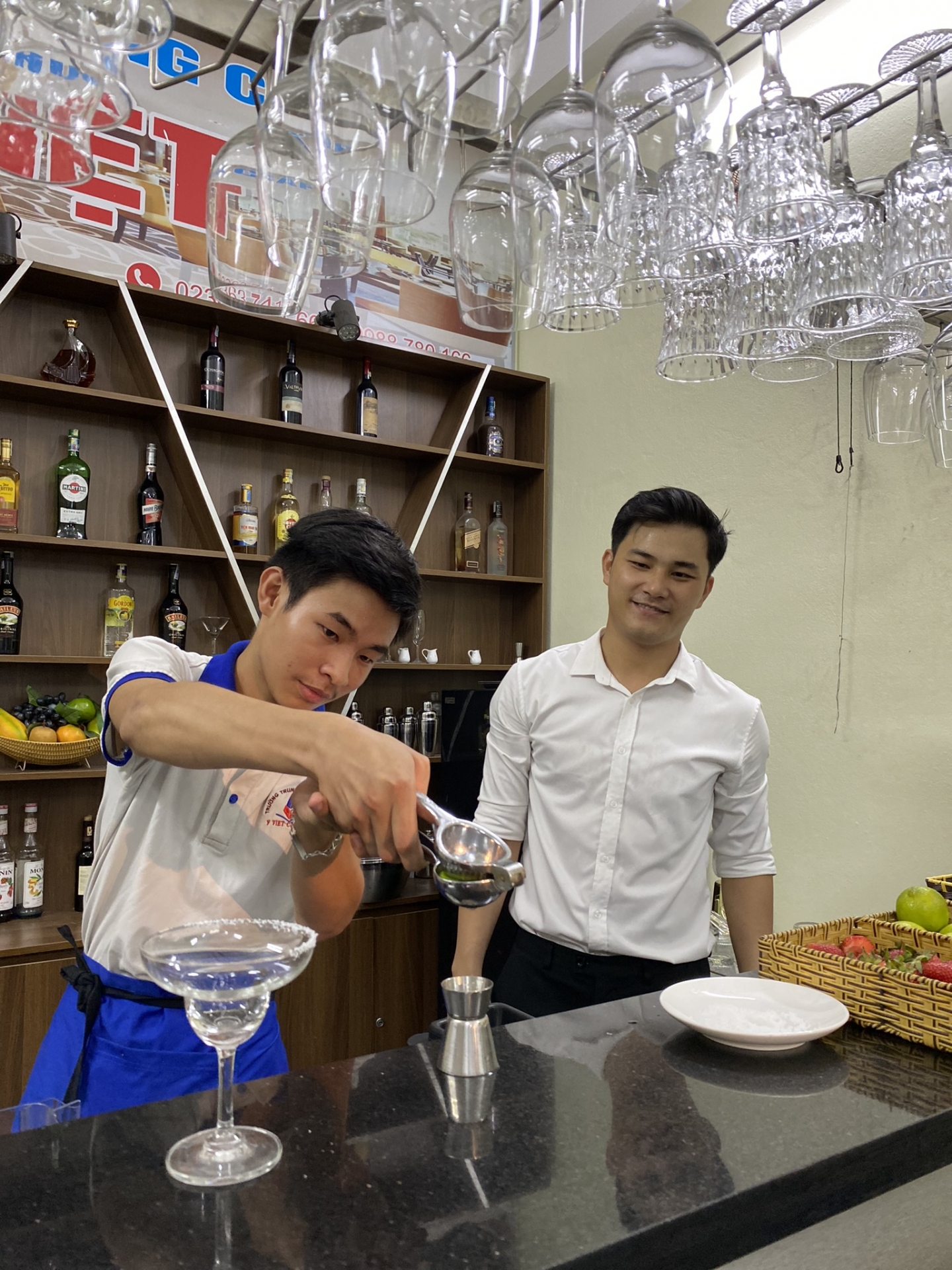 Là con gái không nên học nghề pha chế?