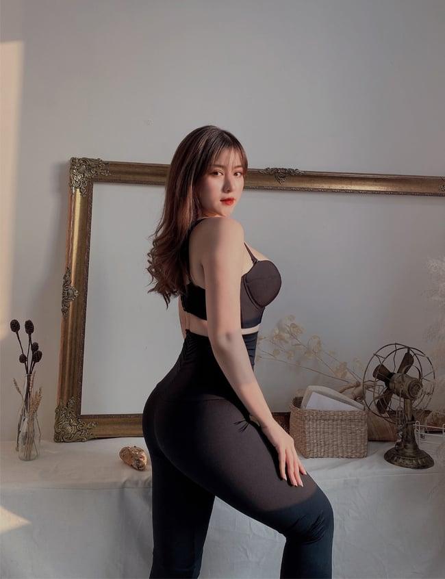 2 "hot girl văn phòng" thường diện kiểu mốt gợi cảm khi rời công sở