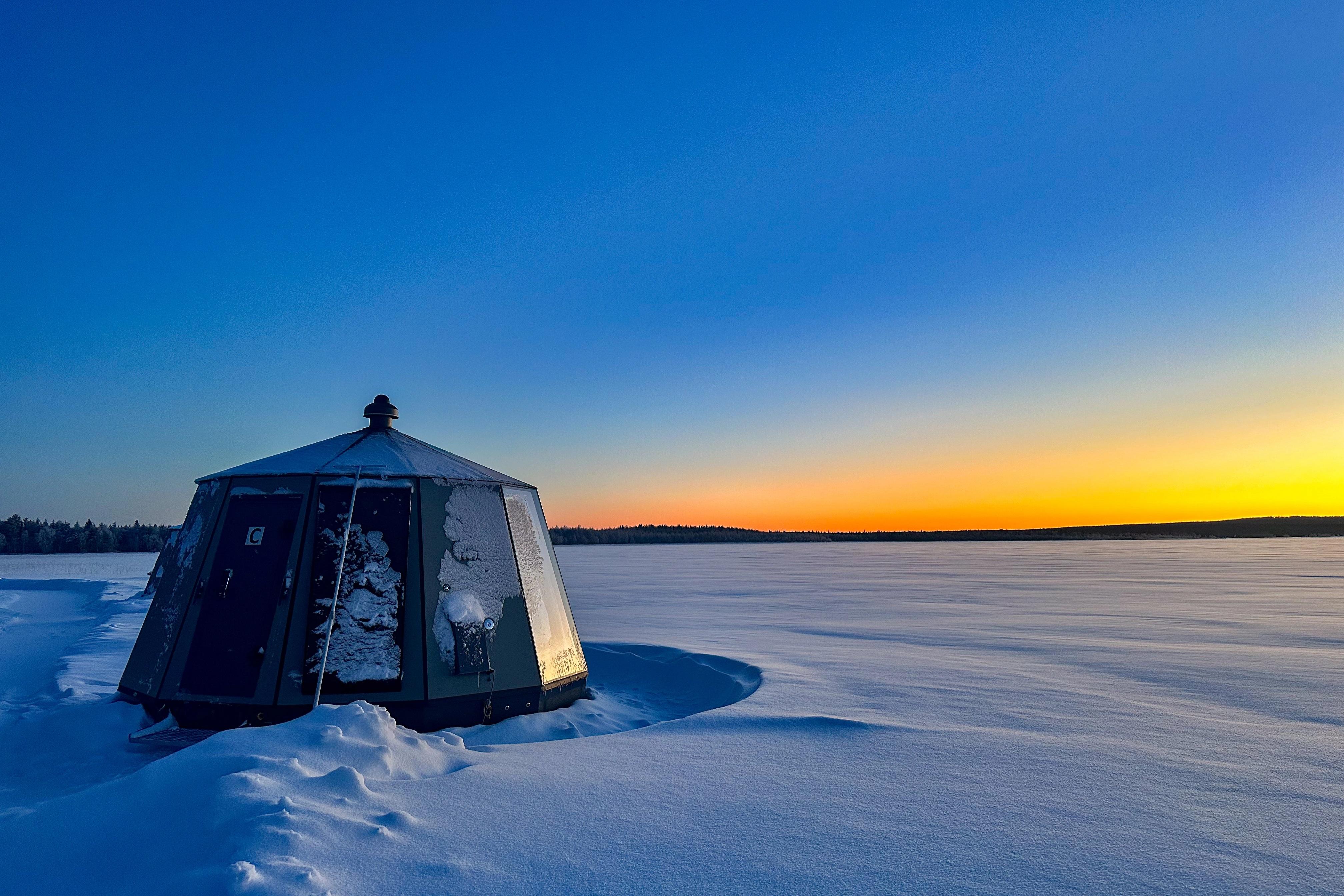 Cô gái Việt mặc bikini trải nghiệm tắm hồ băng ở nhiệt độ -20 độ C