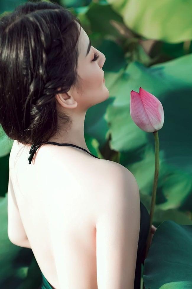 Thiếu nữ Việt đẹp như tiên sa, duyên dáng hút mắt bên sen mùa hạ