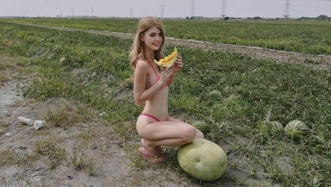Hotgirl xinh đẹp mặc bikini hái dưa làm dân tình xôn xao