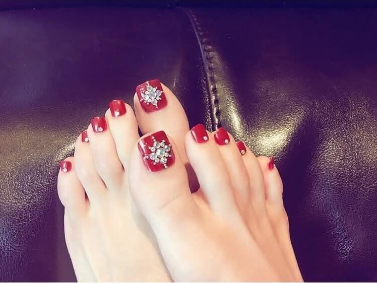 Gợi ý 99+ mẫu nail đính đá móng chân được ưa chuộng nhất