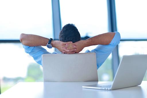 Sit back là gì và cấu trúc cụm từ Sit back trong câu Tiếng Anh