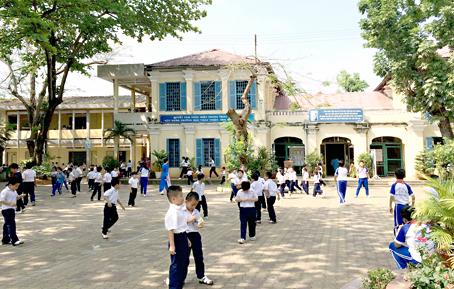 Tả quang cảnh sân trường em trong giờ ra chơi (48 mẫu)