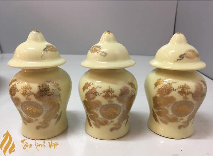 Cách đặt hũ gạo muối nước trên bàn thờ ông Địa Thần Tài chuẩn xác