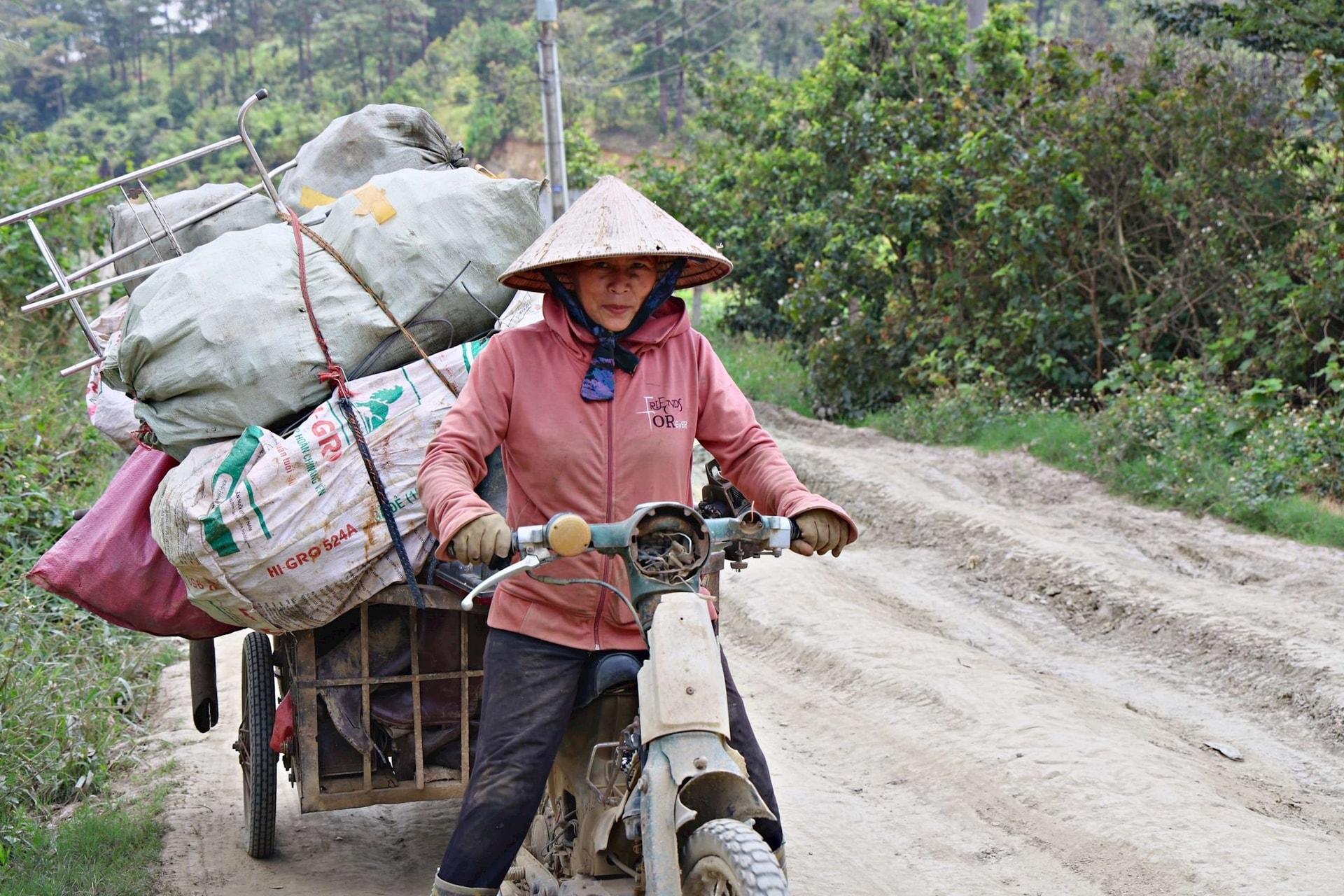 Lâm Đồng: Đường tỉnh nắng bụi mưa lầy, dân xã chật vật đi lại