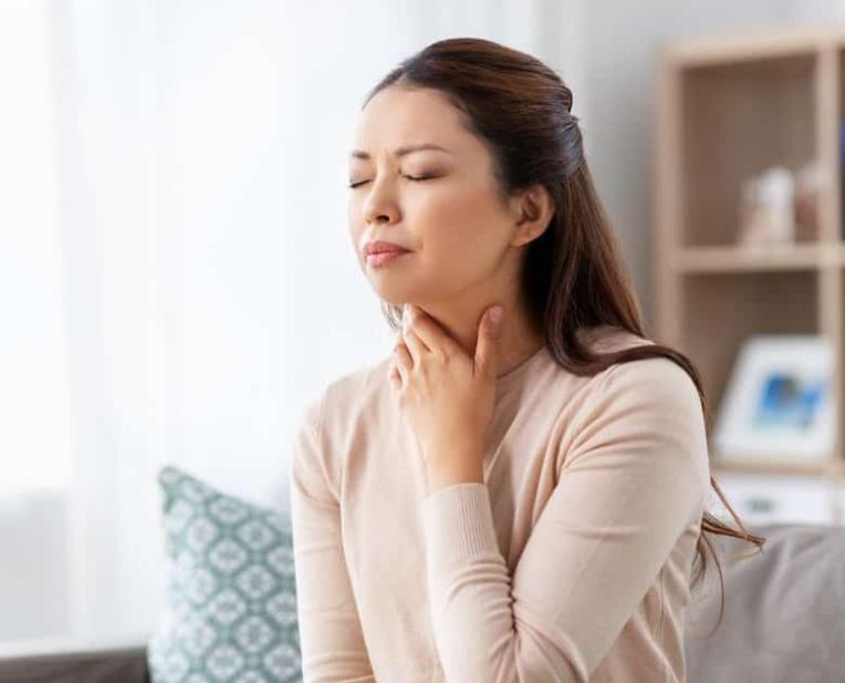 Cảm giác nghẹn cổ họng nhưng ăn uống bình thường là bệnh gì?