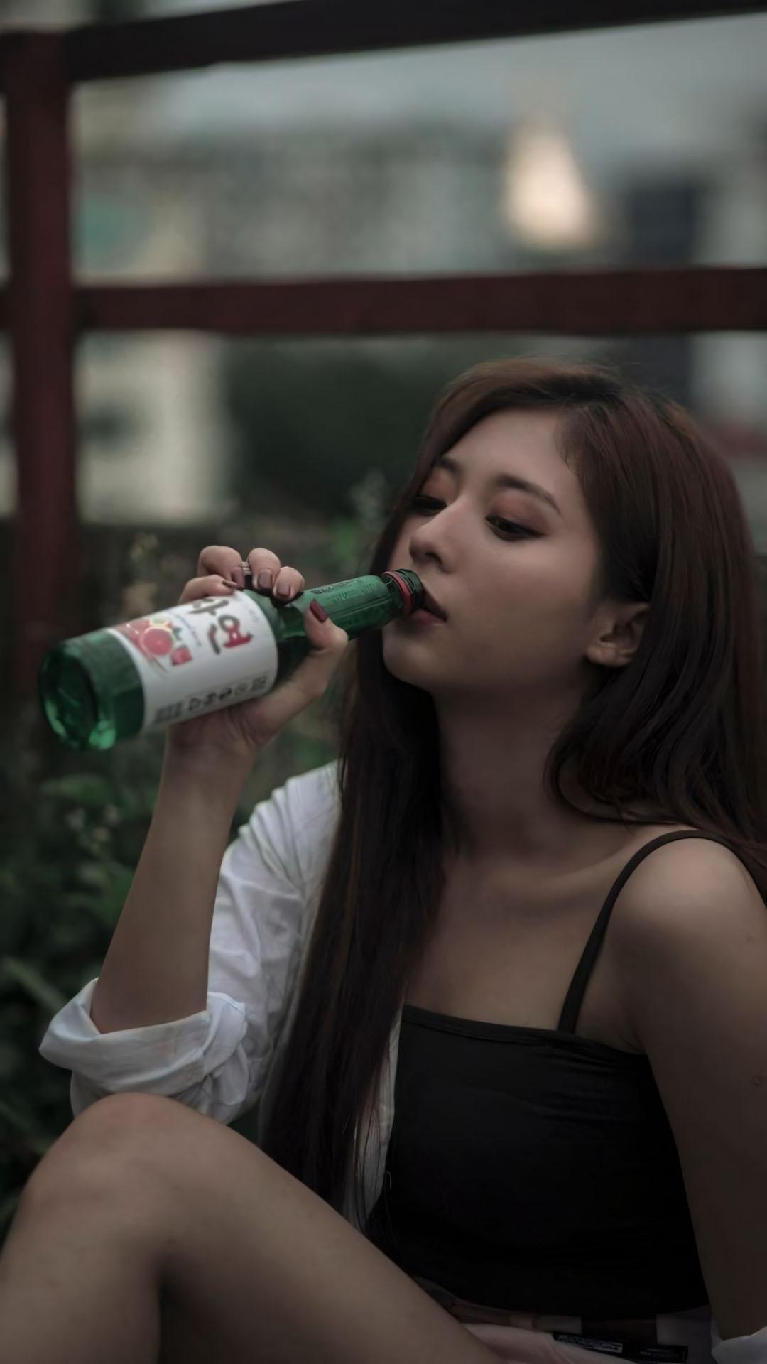 99.000+ Ảnh Con Gái Buồn Uống Rượu Che Mặt ???‍♀️?, Ngồi Buồn Uống Rượu, Thất Tình Uống Bia 