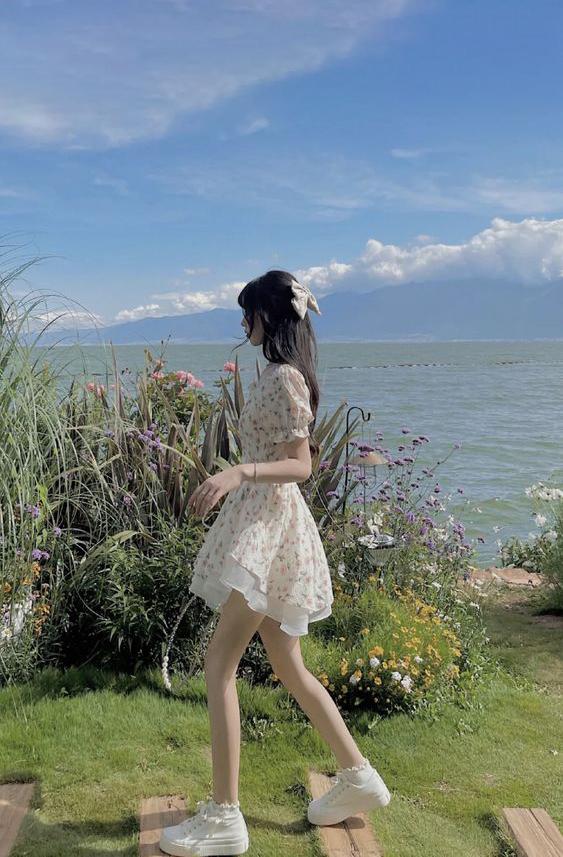 Hình ảnh mặc váy ngắn che mặt