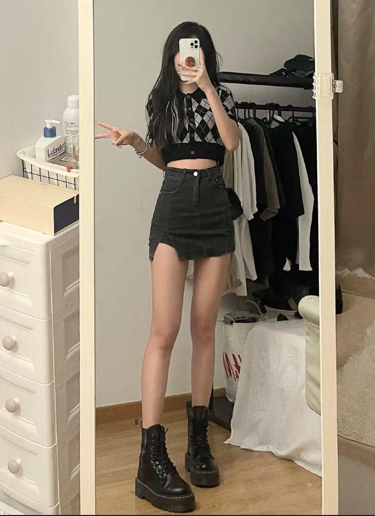 Ảnh chụp mặc váy ngắn che mặt trước gương