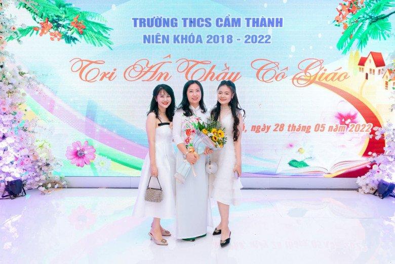 Mẹ Quảng Ninh chụp kỷ yếu cùng con gái: U40 bị phụ huynh khác nhận nhầm là học sinh cấp 2 - 2