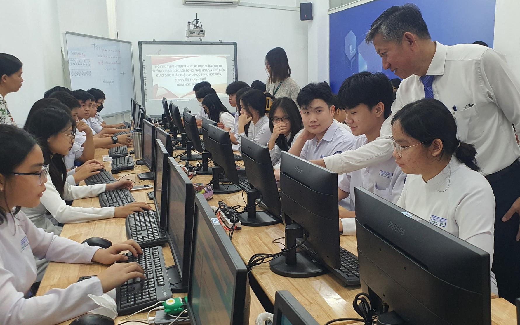 Cậu bé ngồi xe lăn và câu chuyện về trường học hạnh phúc