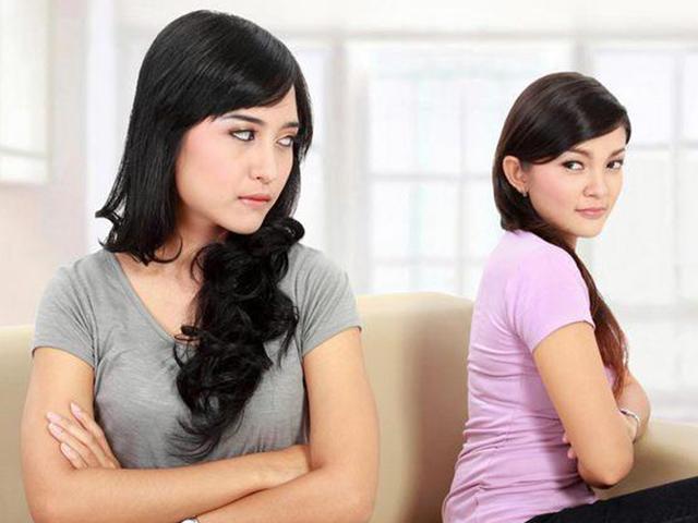 Quá mệt mỏi khi đi chơi đâu người yêu cũng dẫn em gái đi theo - 1