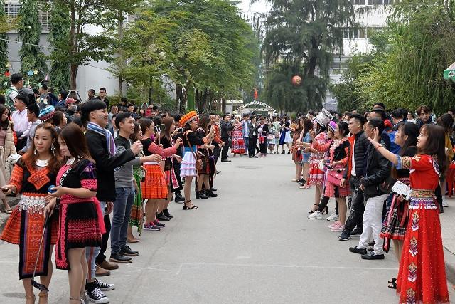 Mang Tết của đồng bào dân tộc Mông đến với Thủ đô Hà Nội