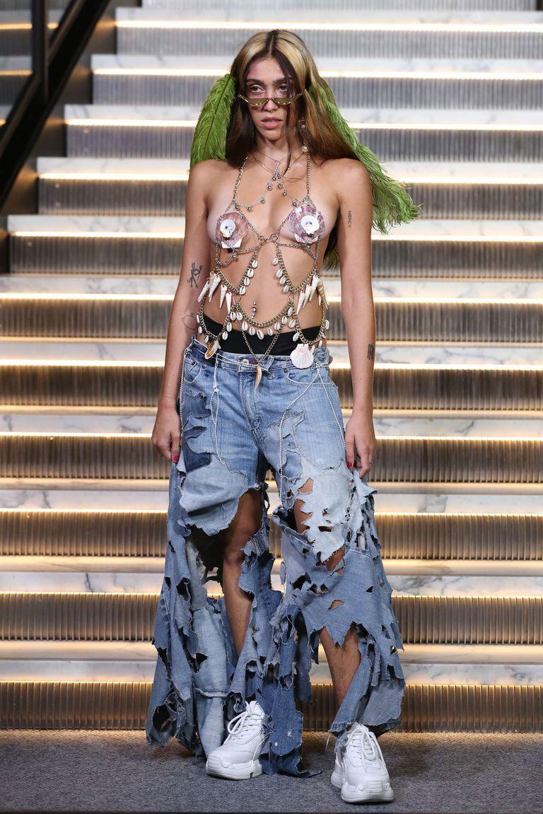 Con gái Madonna khoe ngực trần trên sàn catwalk