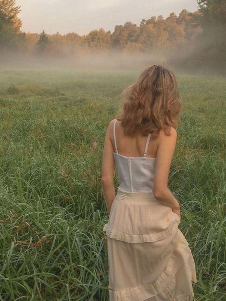 Khám Phá Sức Hút Của Ảnh Chụp Sau Lưng Nữ Tóc Ngắn Buồn