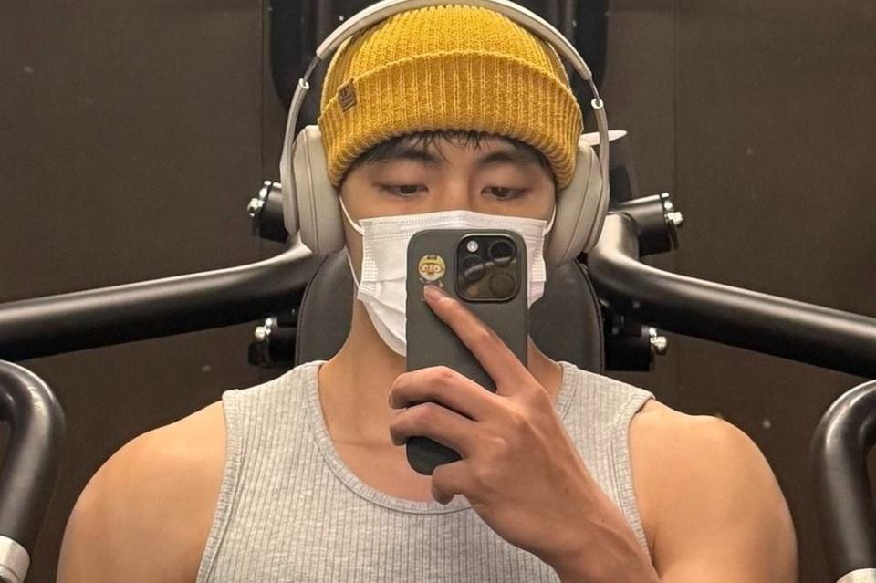 Bí quyết tạo nên thân hình cường tráng của V (BTS)