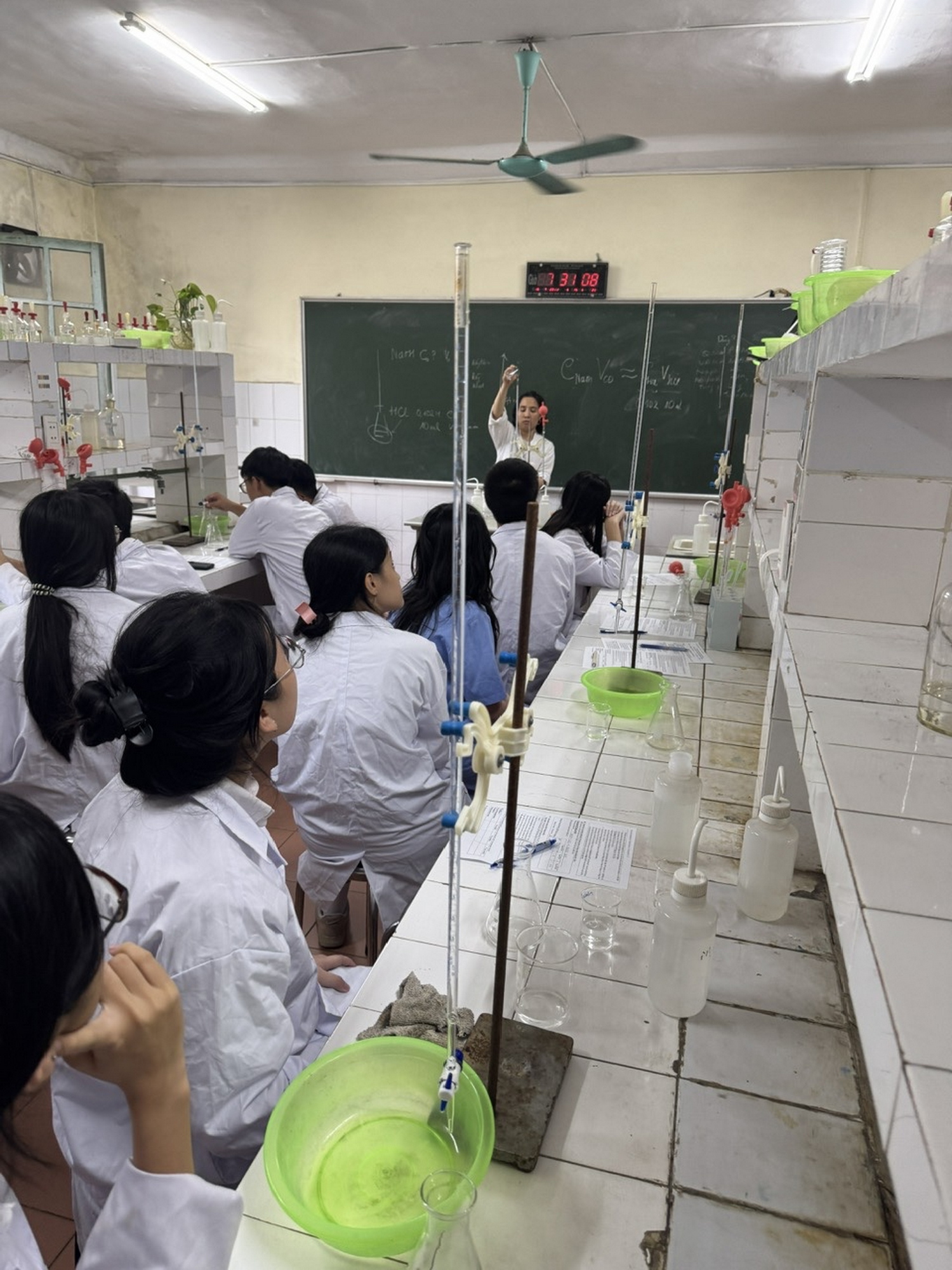 Hoạt động trải nghiệm môn Hóa học lớp 11: Chuẩn độ acid - base