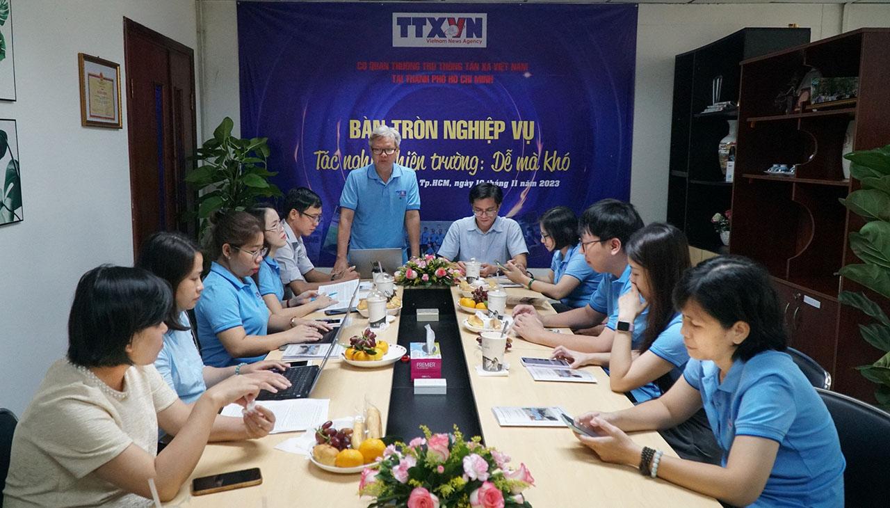 Học thầy không tày học bạn