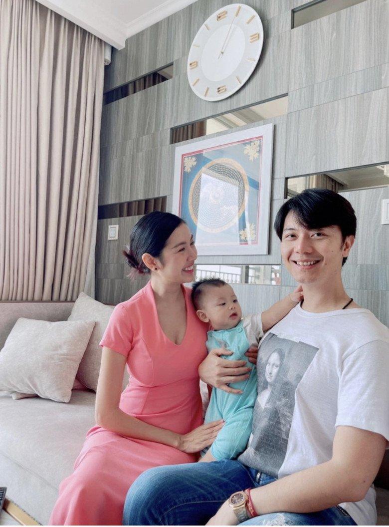 Cô hạnh phúc với gia đình nhỏ, có con vẫn được đi học và theo đuổi đam mê học vấn.