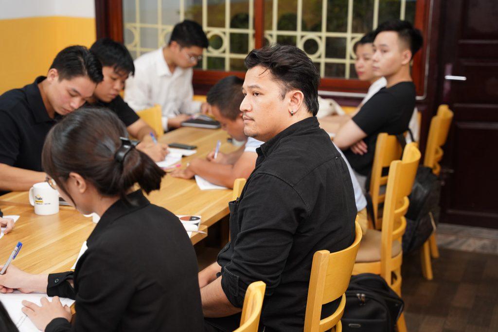 Rèn luyện kỹ năng lắng nghe thấu hiểu như thế nào?