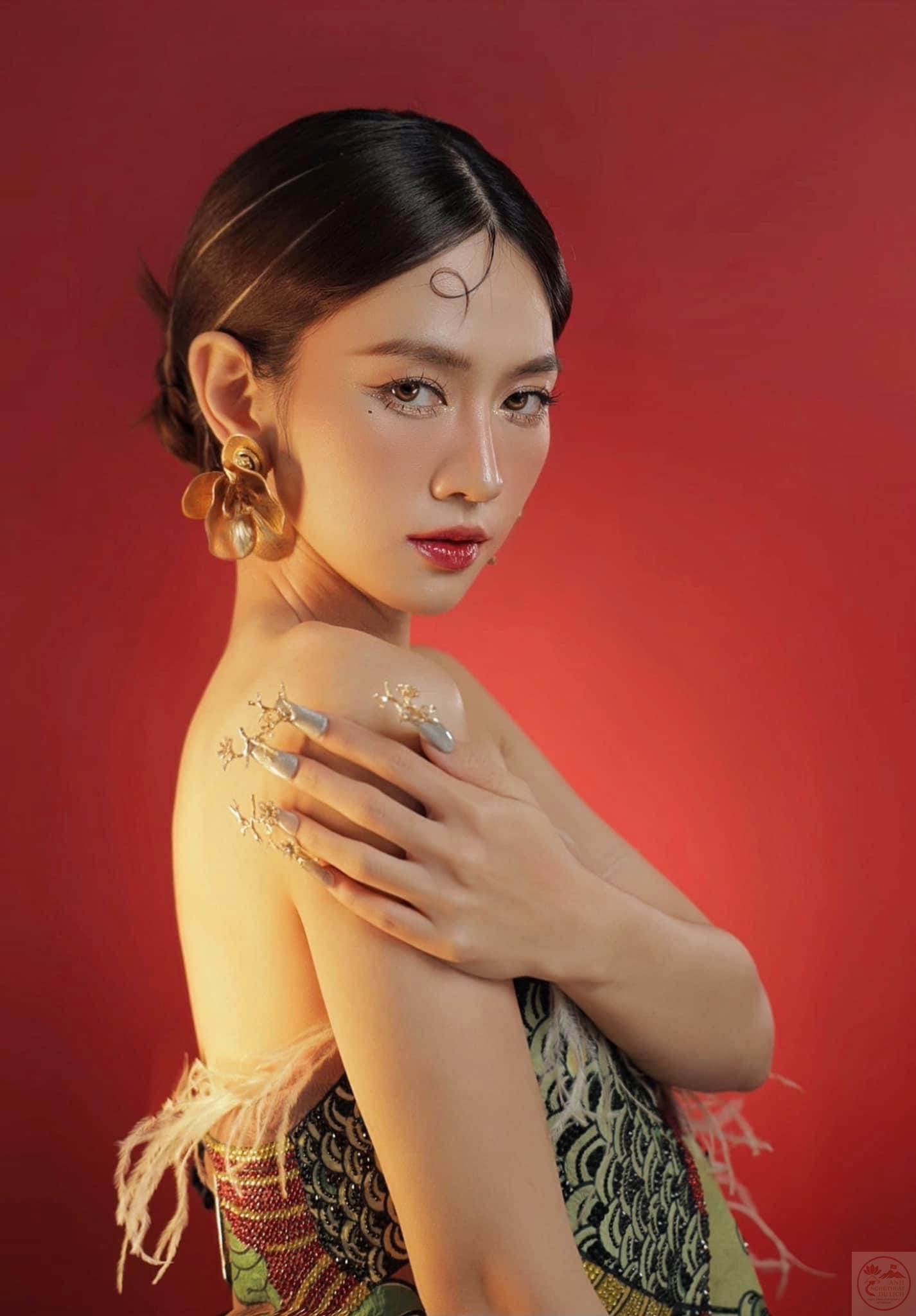 Lê Bống bikini sexy khoe dáng nóng bỏng trong phòng tập