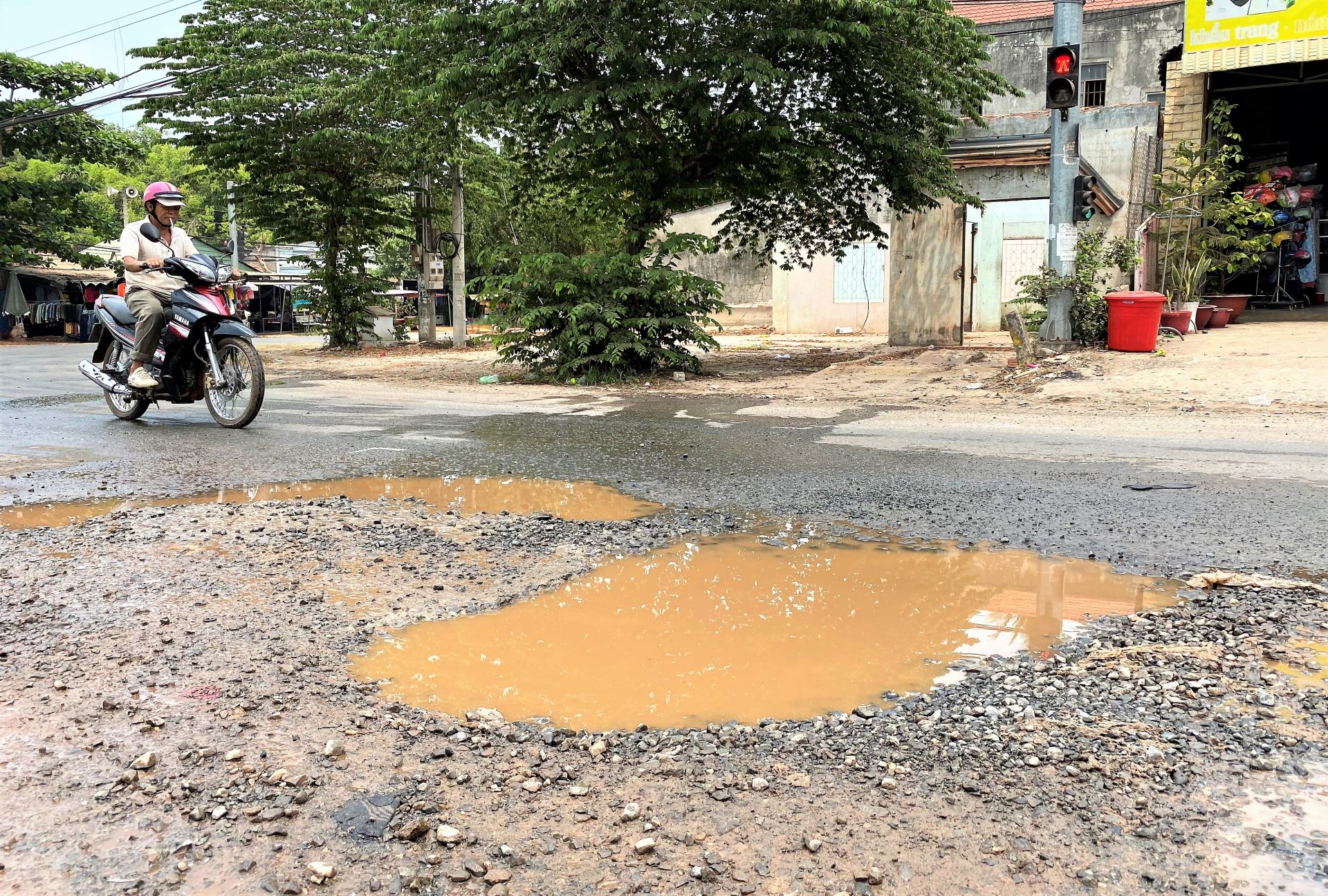 Ngã ba Suối Ngô: Đường bong tróc, loang lổ nhiều chỗ