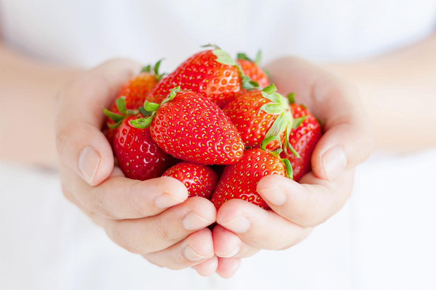 Mẹ và quả dâu tây