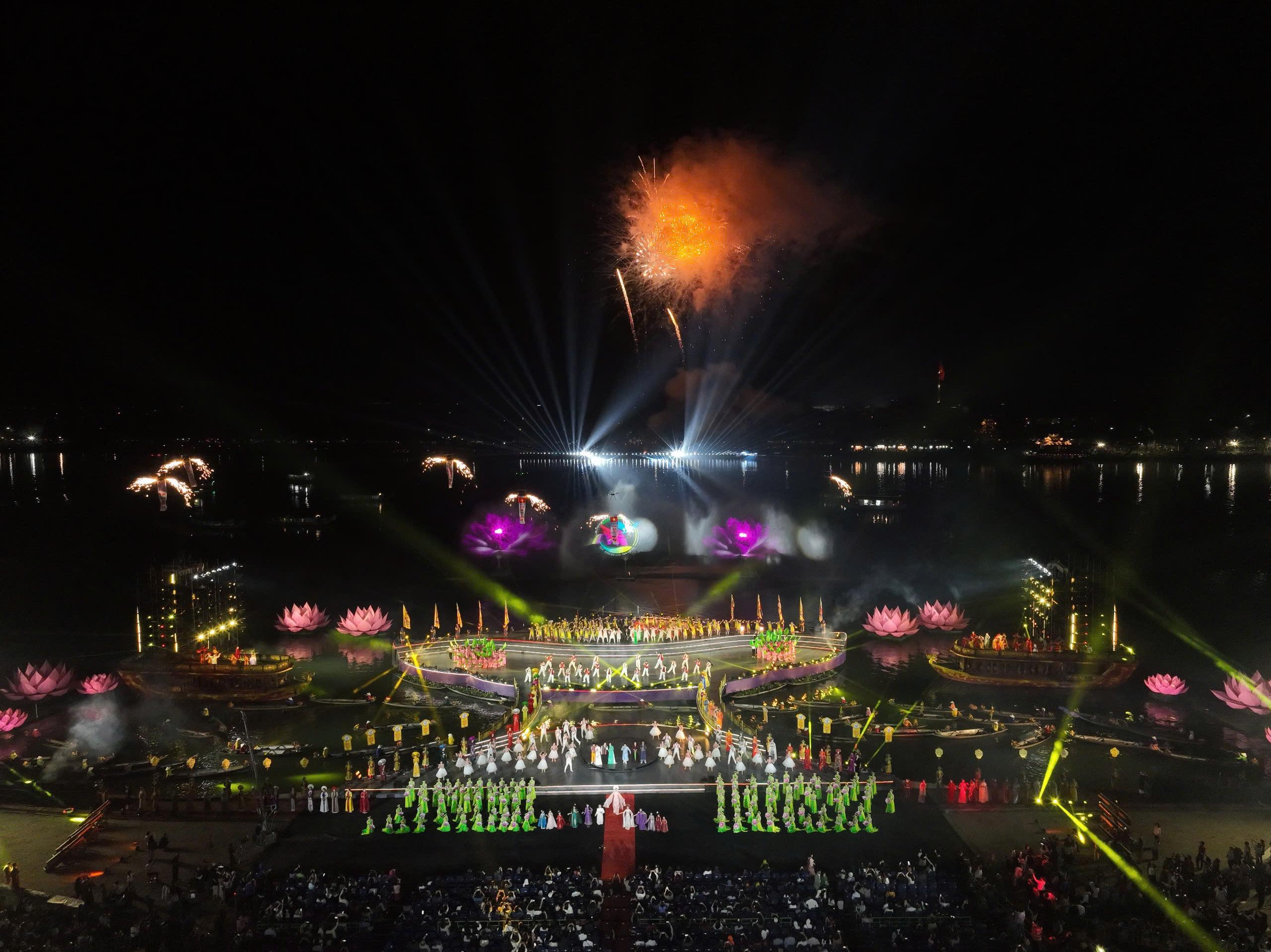 Ngắm pháo hoa và những hình ảnh "độc, lạ" tại lễ khai mạc Năm Du lịch quốc gia - Huế 2025