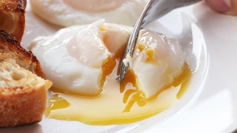 Ăn trứng gà chần có tốt không?