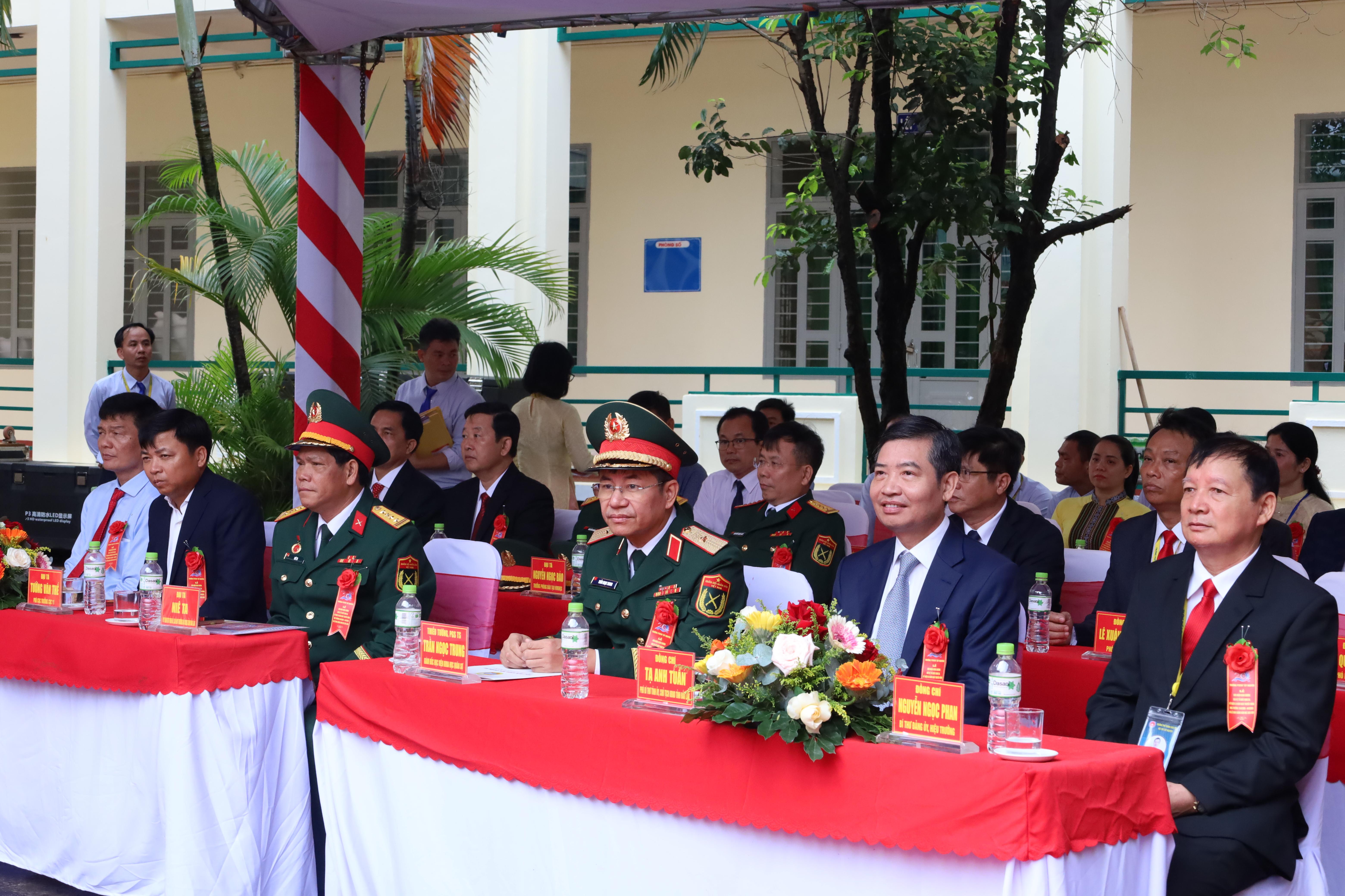 Trường Phổ thông Dân tộc Nội trú Tây Nguyên kỷ niệm 20 năm thành lập và đón nhận Huân chương Bảo vệ Tổ quốc hạng Ba - Chi tiết tin - Trang chủ