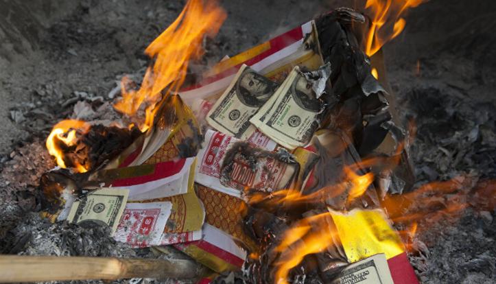 Tiền, vàng, quần áo phải đốt cháy hết (Ảnh minh họa)