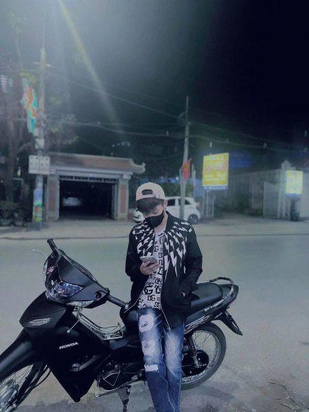 Ảnh Boy Phố Ngồi Xe Máy Tạo Nên Cơn Sốt