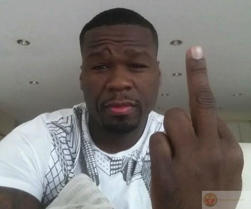 Ảnh ngón giữa vô tri: Biến tấu độc đáo của meme