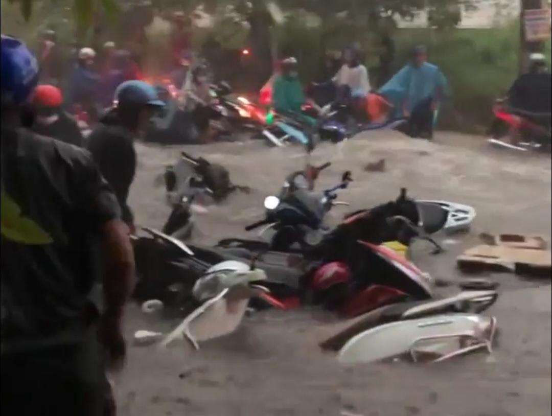 Vì sao miền Nam xuất hiện mưa to, nước lớn chảy siết như suối?