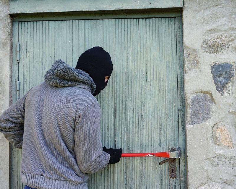 Mơ đi ăn trộm đánh con gì? Mơ thấy mình đi ăn trộm